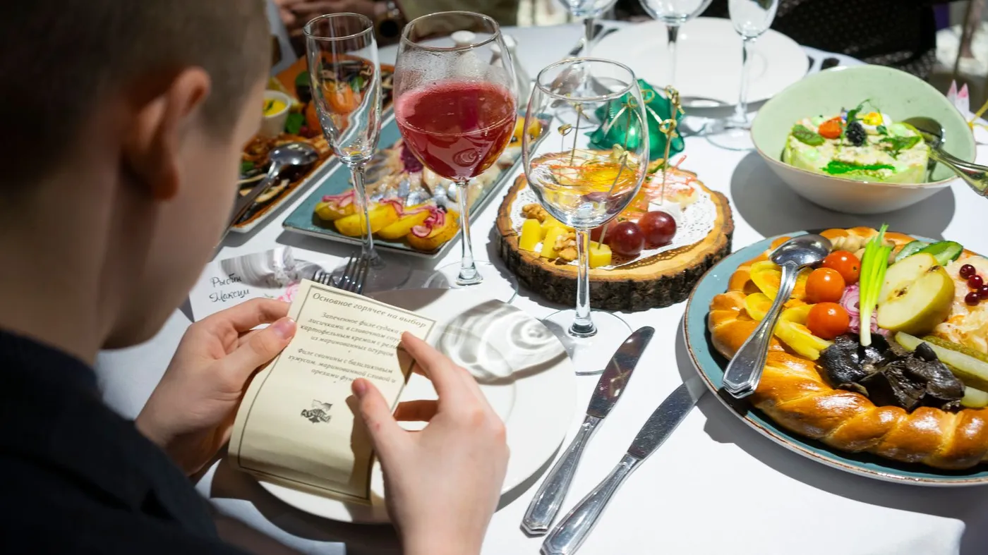 Host čte jídelní lístek v restauraci, ilustrace anglických frází na cesty