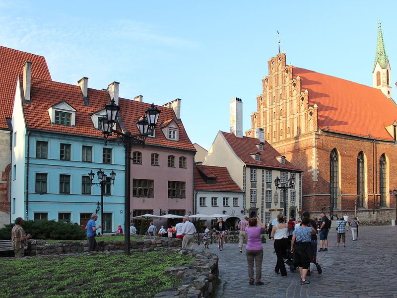 Lotyšsko, Riga, středověké domy v uličce Skärnu, v pozadí ...