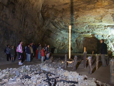 Archeologická rekonstrukce obětiště v Býčí skále