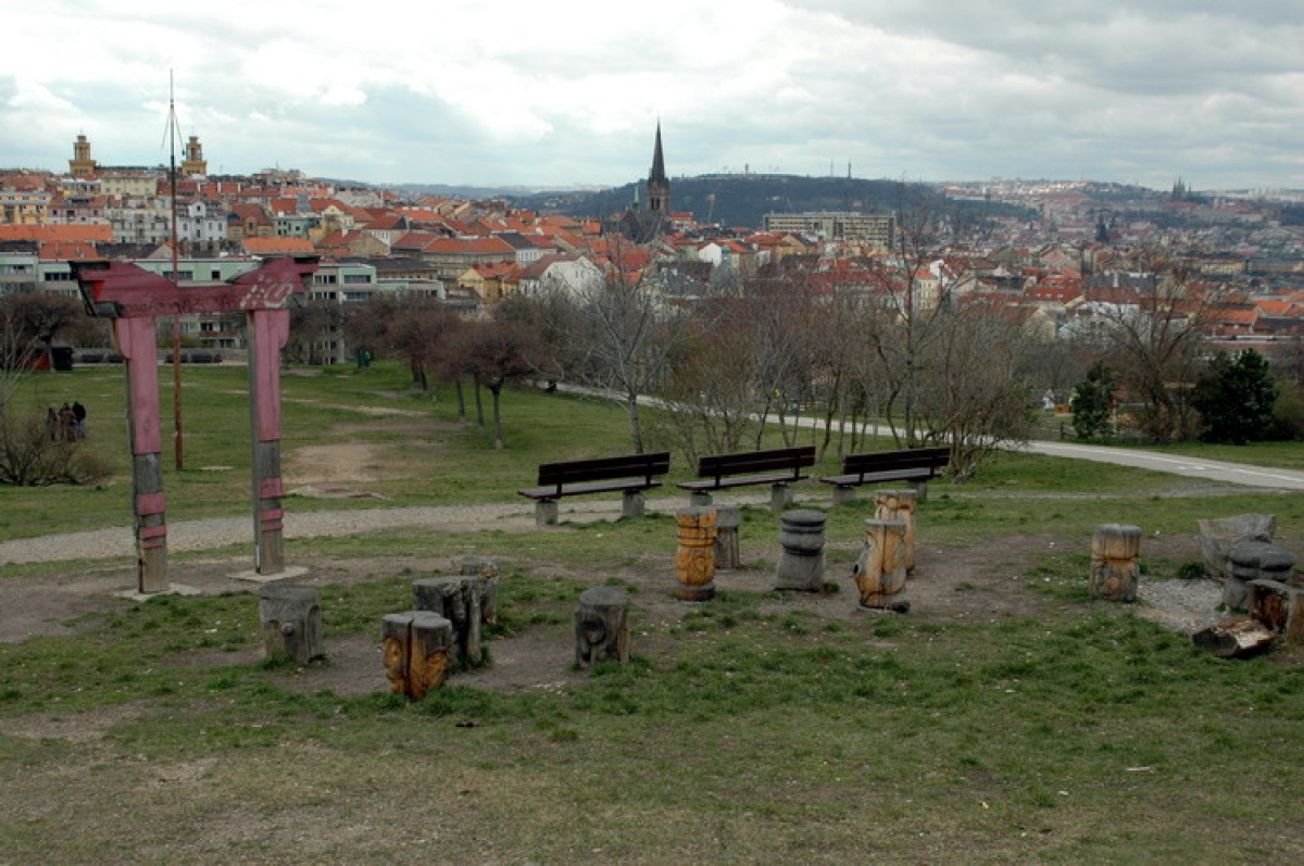 Pražské zahrady, zastavení čtyřicáté třetí - Vrch svatého Kříže a Parukářka - zelené srdce Žižkova