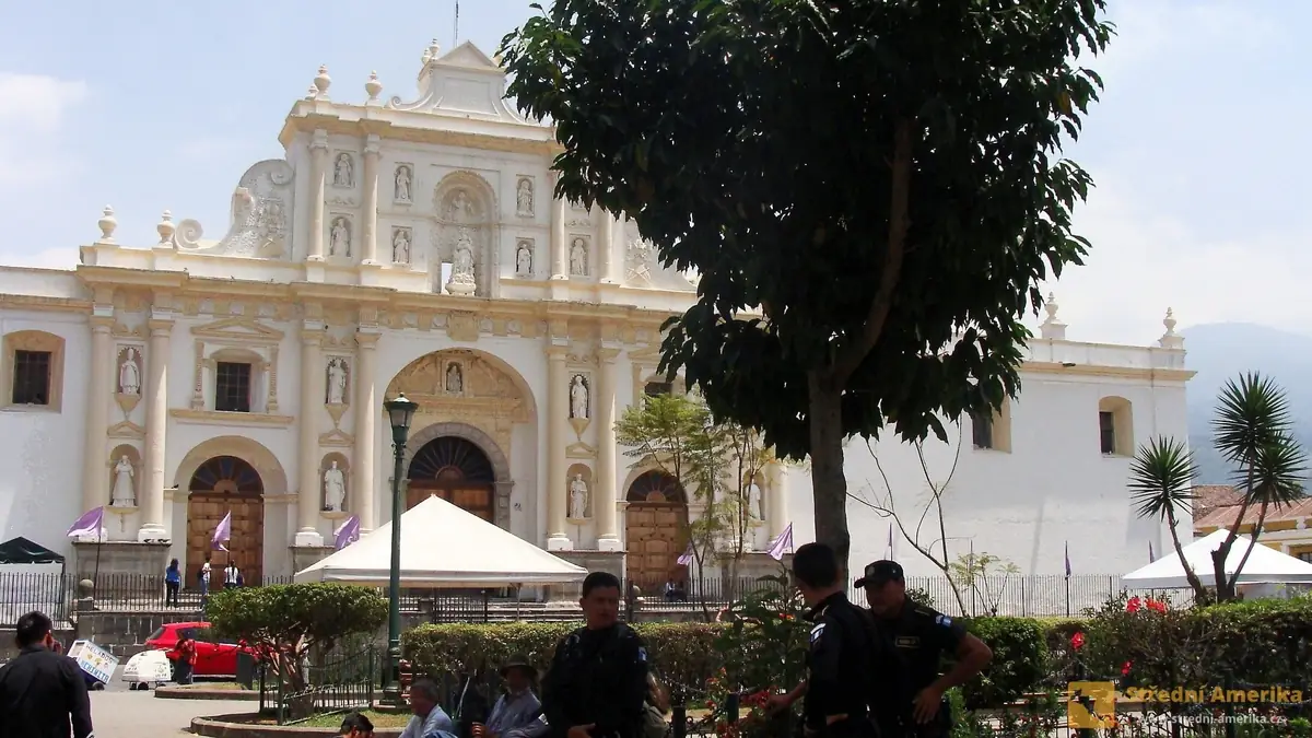 Antigua Guatemala, katedrála na centrálním náměstí