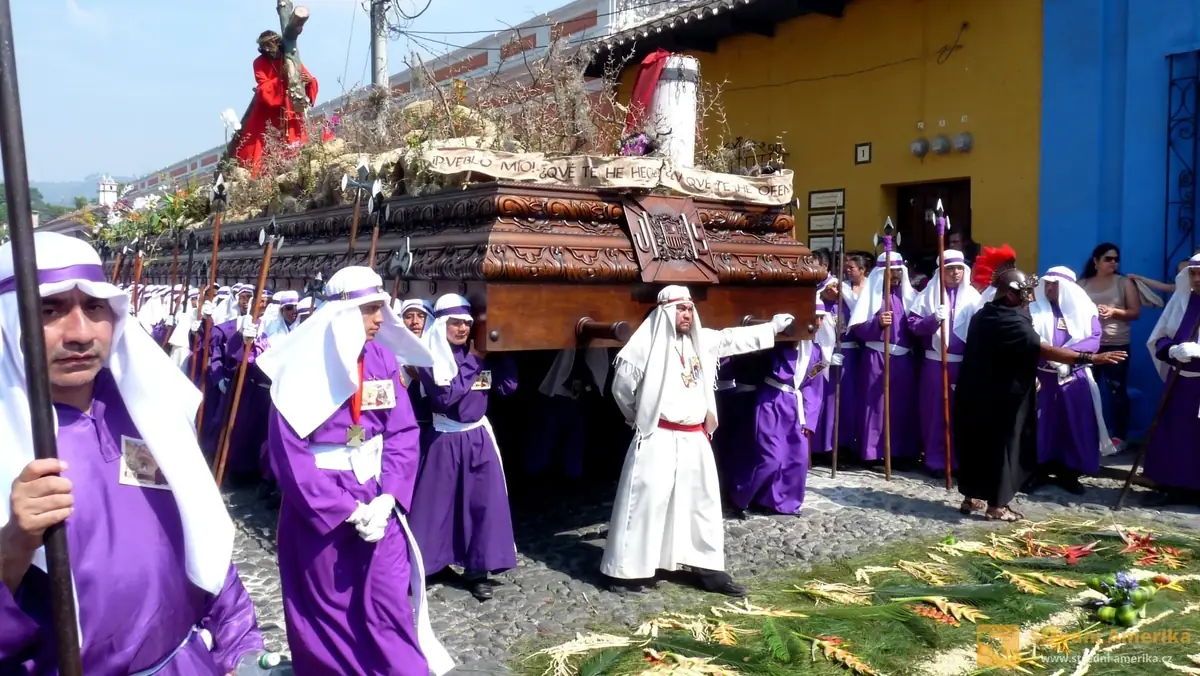 Antigua Guatemala, průvod na Velký pátek