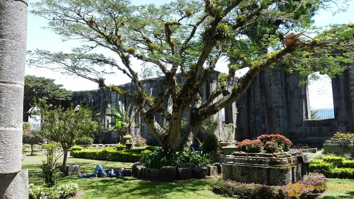 Cartago, zřícenina farního kostela Jakuba Apoštola (Santiago Apostol Parish Ruins)