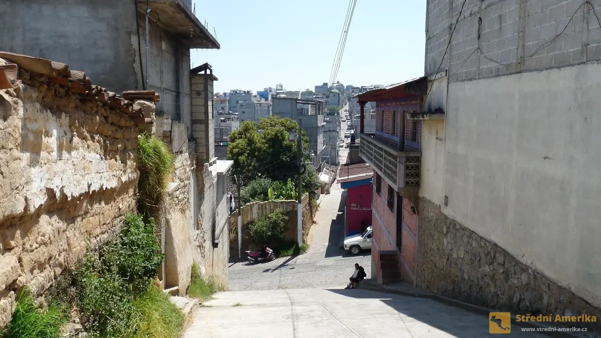 Guatemala, Chichicastenanga, strmé uličky mayského města