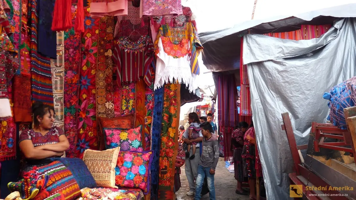 Guatemala, Chichicastenango. Mayské ženy se učí tkát na stavu odmala.