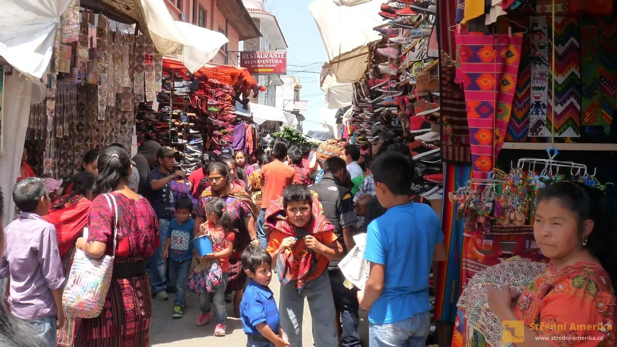 Guatemala, Chichicastenango. Impozantní domorodé trhy se konají každý čtvrtek a v neděli.