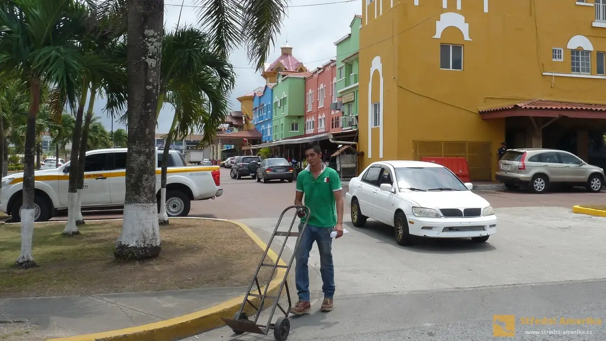 Panama. Přístavní město Colón, vstup do kanálu od Karibiku