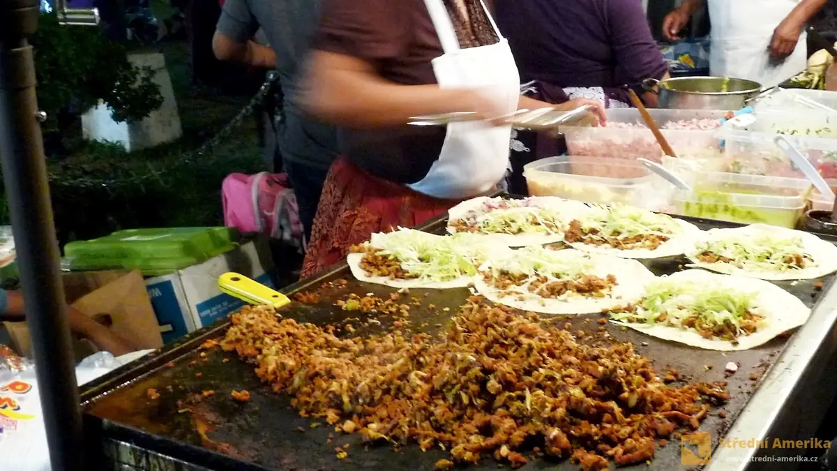 Guatemala, příprava buritos.