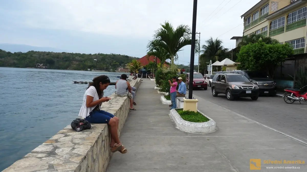 Guatemala, Flores, nábřeží ostrova