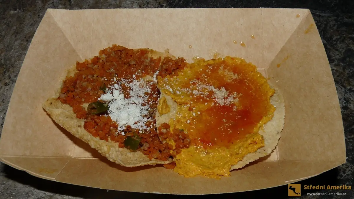 Guatemala, tacos, oblíbené pouliční jídlo mnoha "tváří". Co si zákazník vybere, to na placce má.