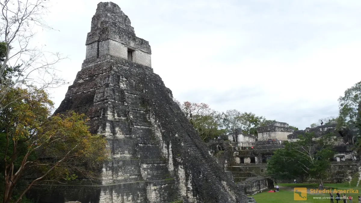 Guatemala, mayský Tikal. V areálu je možno i přestat