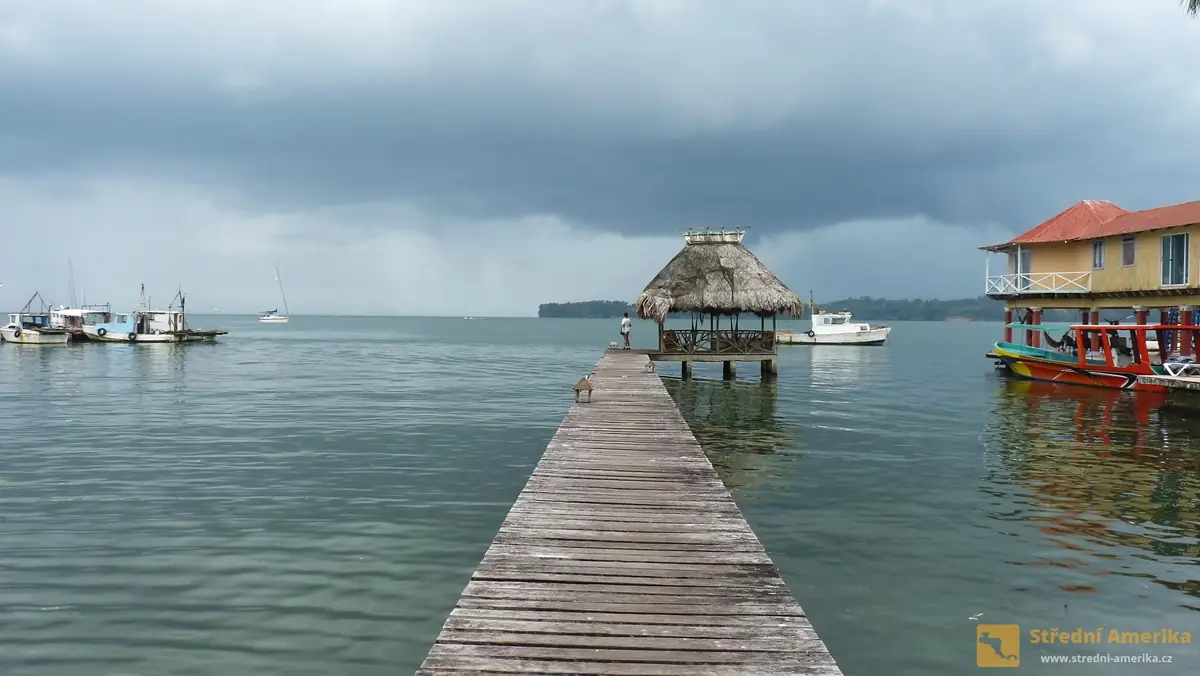 Guatemala, Livinston. Město v deltě řeky Rio Dulce
