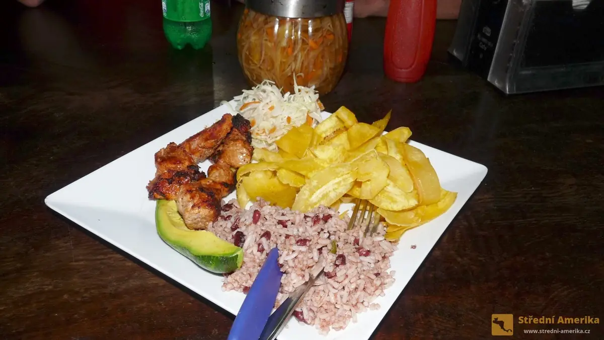 Nikaragua: Gallo pinto ve večerní podobě.