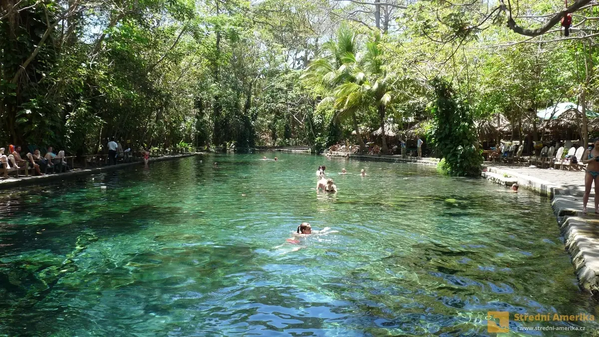 Ometepe, Ojo de Agua. Relaxační areál se stále chladnou vodou.