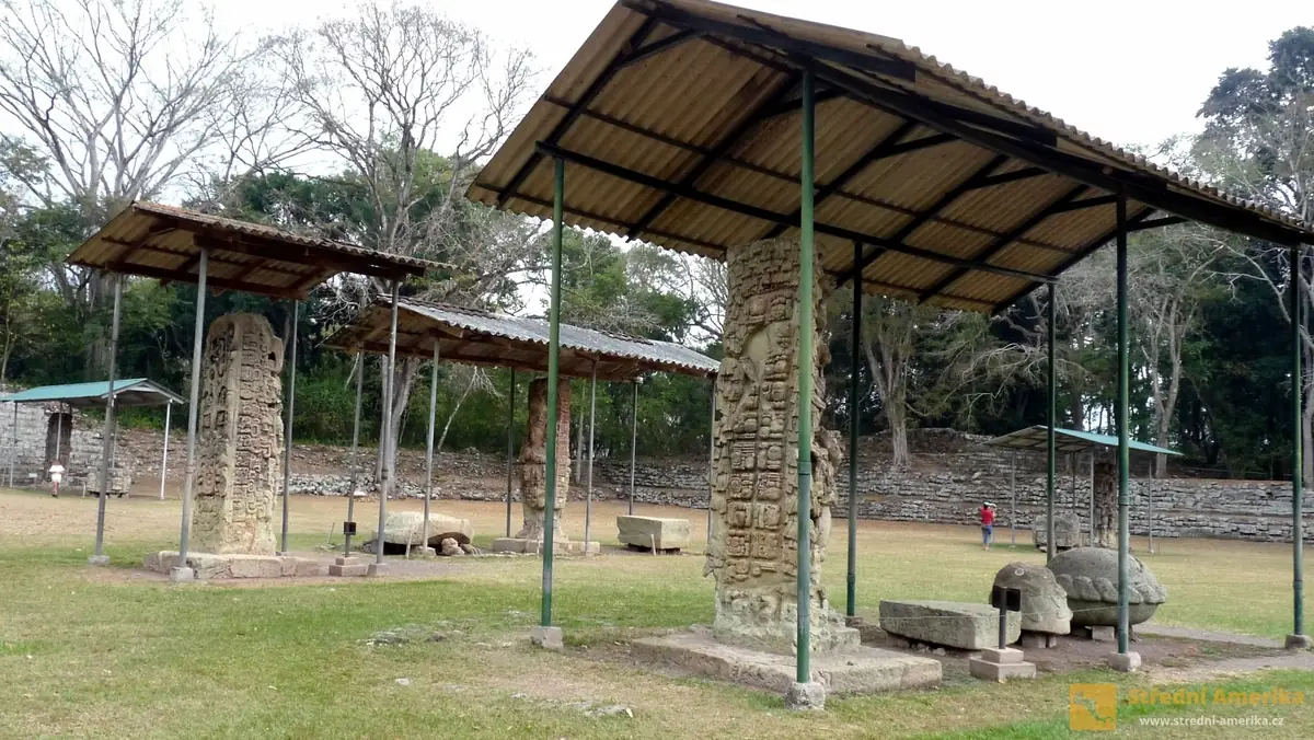Copán. Stříšky chrání stély, umělecká kamenosochařská díla zpodobňující životy panovníků.