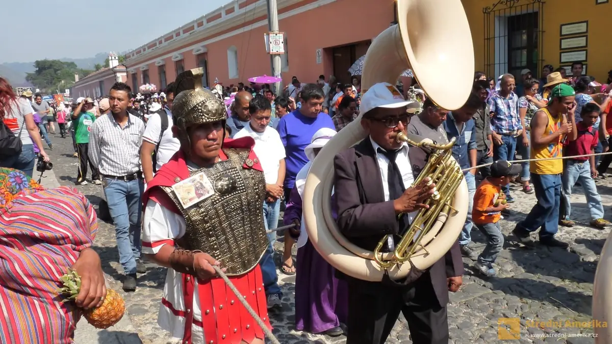 Antigua Guatemala, průvod technicky jistí římští legionáři. Velký nástroj je suzafon.