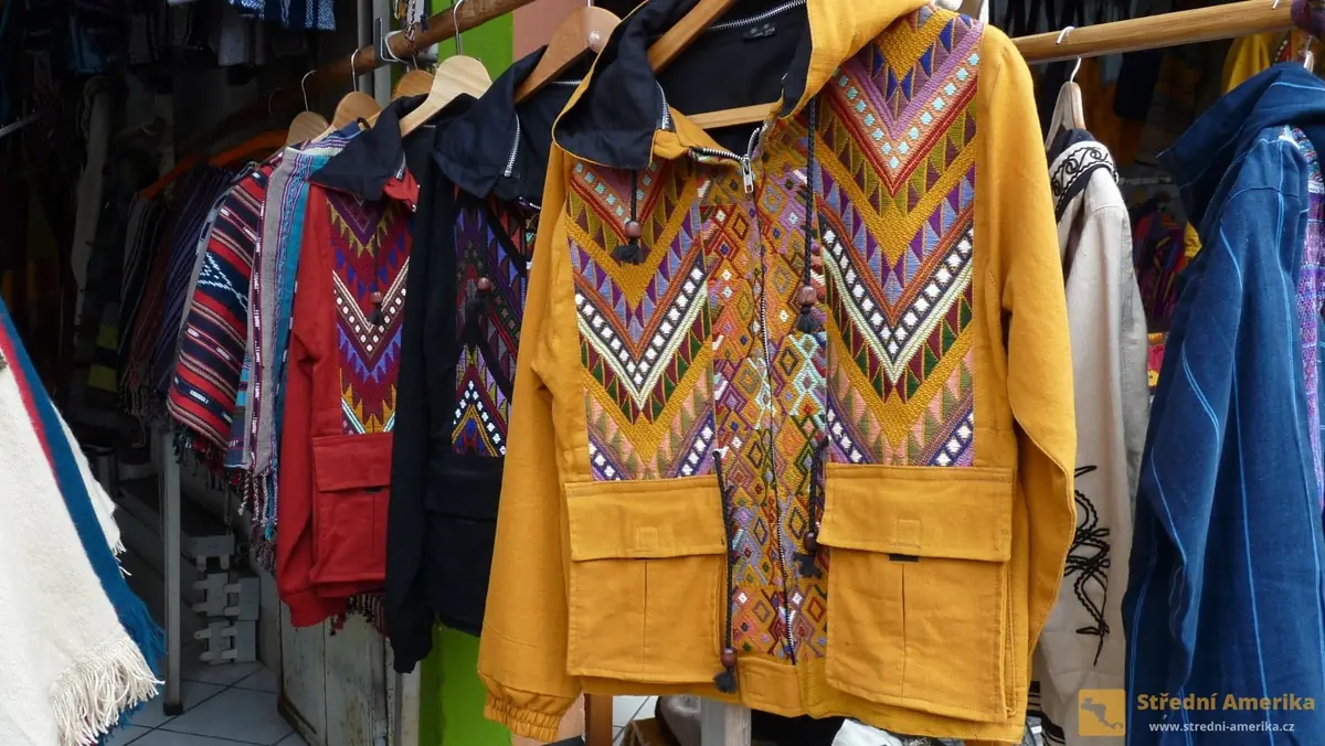Guatemala, Panajachel. V četných buticích jsou k mání oděvy sice "indiánského" designu, ale soudobého střihu.