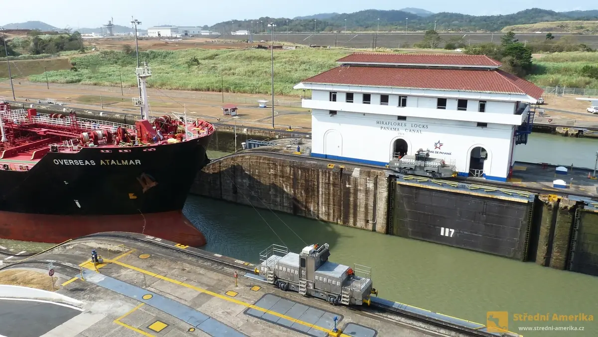 Panama. Zdymadla v Miraflores, lokomotiva "mula"