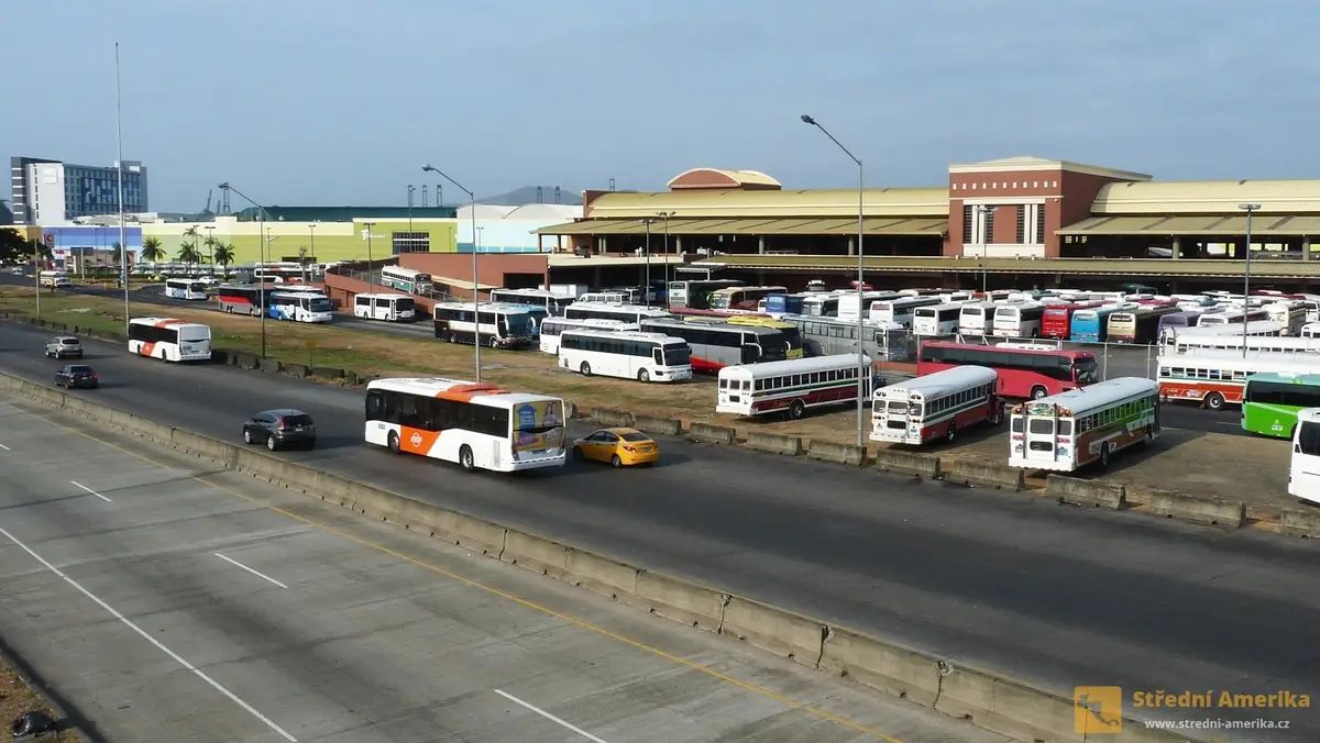 Doprava do Colónu z Panama City je možná autobusy. Odjíždějí z hlavního terminálu Albrook.