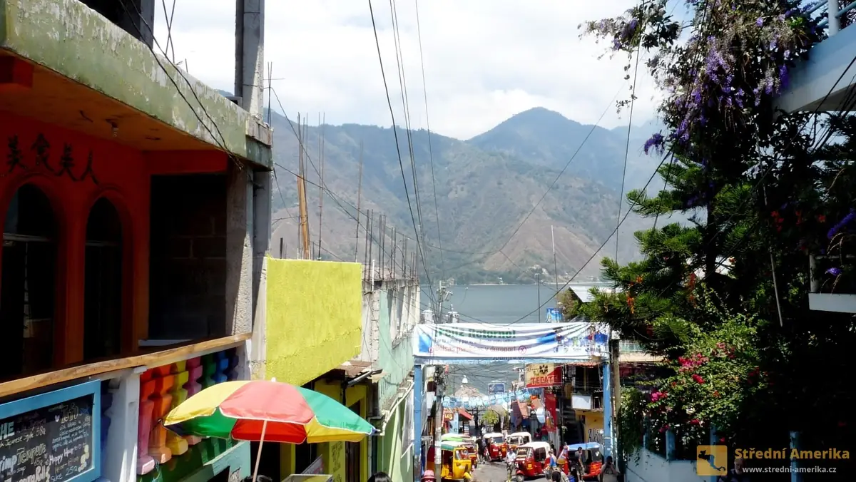 Guatemala, San Pedro La Laguna, město na břehu jezera Atitlán.