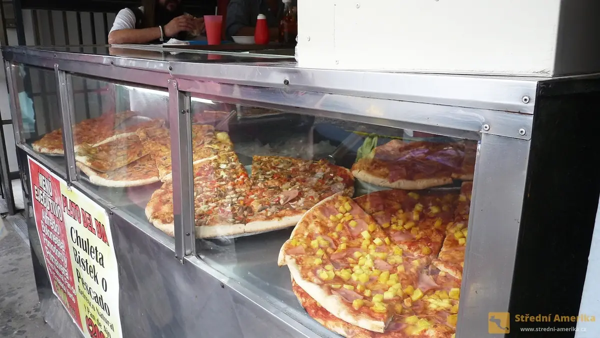 San José, pizza "přes ulici"