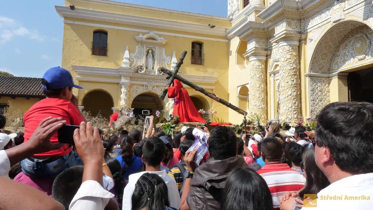Antigua, Velký pátek. Nosítka byla o 180 °otočena, nosiči učinili obrat, Kristus couvá do La Merced.