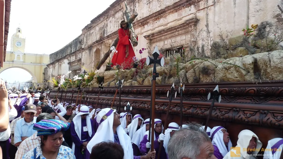 Antigua Guatemala. Tři a půl tunový "plovák" nese osmdesát mužů.