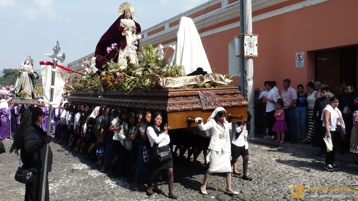 Antigua Guatemala, plovák s mariánským výjevem nesou výhradně ženy.