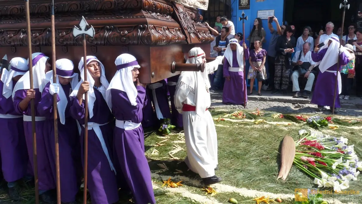 Antigua Guatemala. Na květinový koberec mohou jako první vstoupit řeholníci nesoucí Krista.